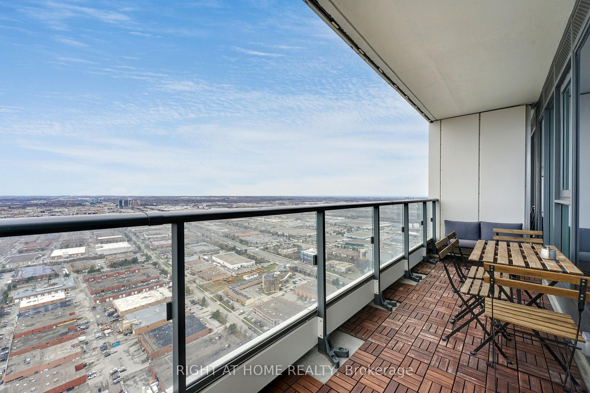 2 Bedrooms Condo at 898 Portage, Vaughan For sale