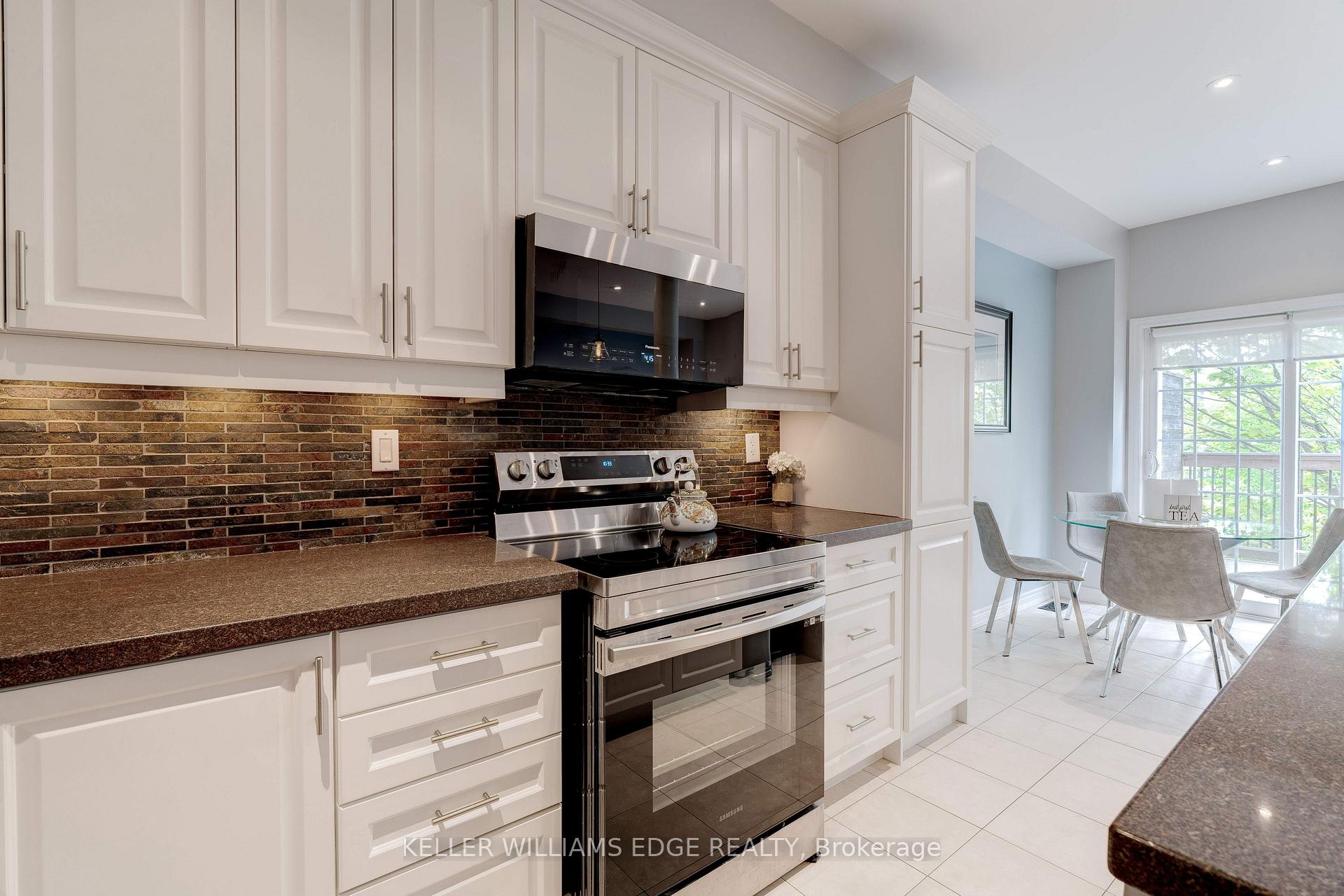 3 Bedrooms Condo at 230 Paisley, Mississauga For sale