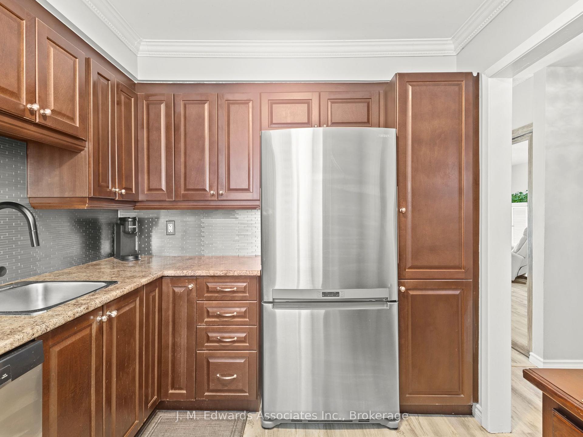 3 Bedrooms Condo at 61 Sarah,  Oakville For sale