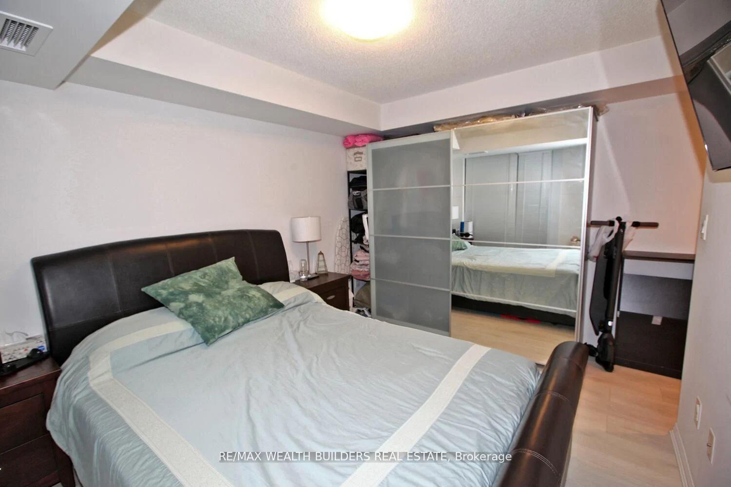 2 Bedrooms Condo at 400 Adelaide, Toronto For sale