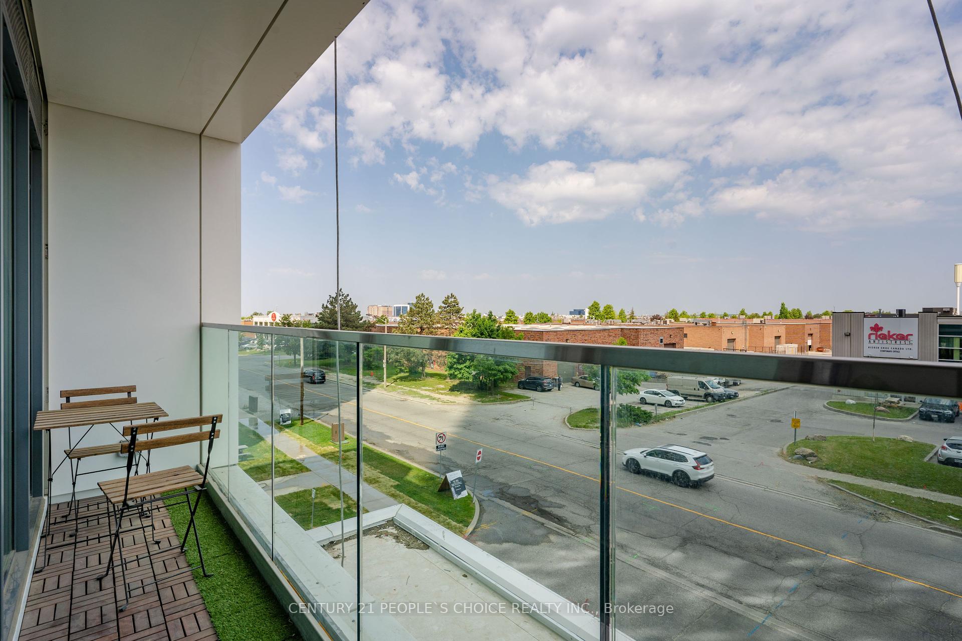 3 Bedrooms Condo at 950 Portage, Vaughan For sale
