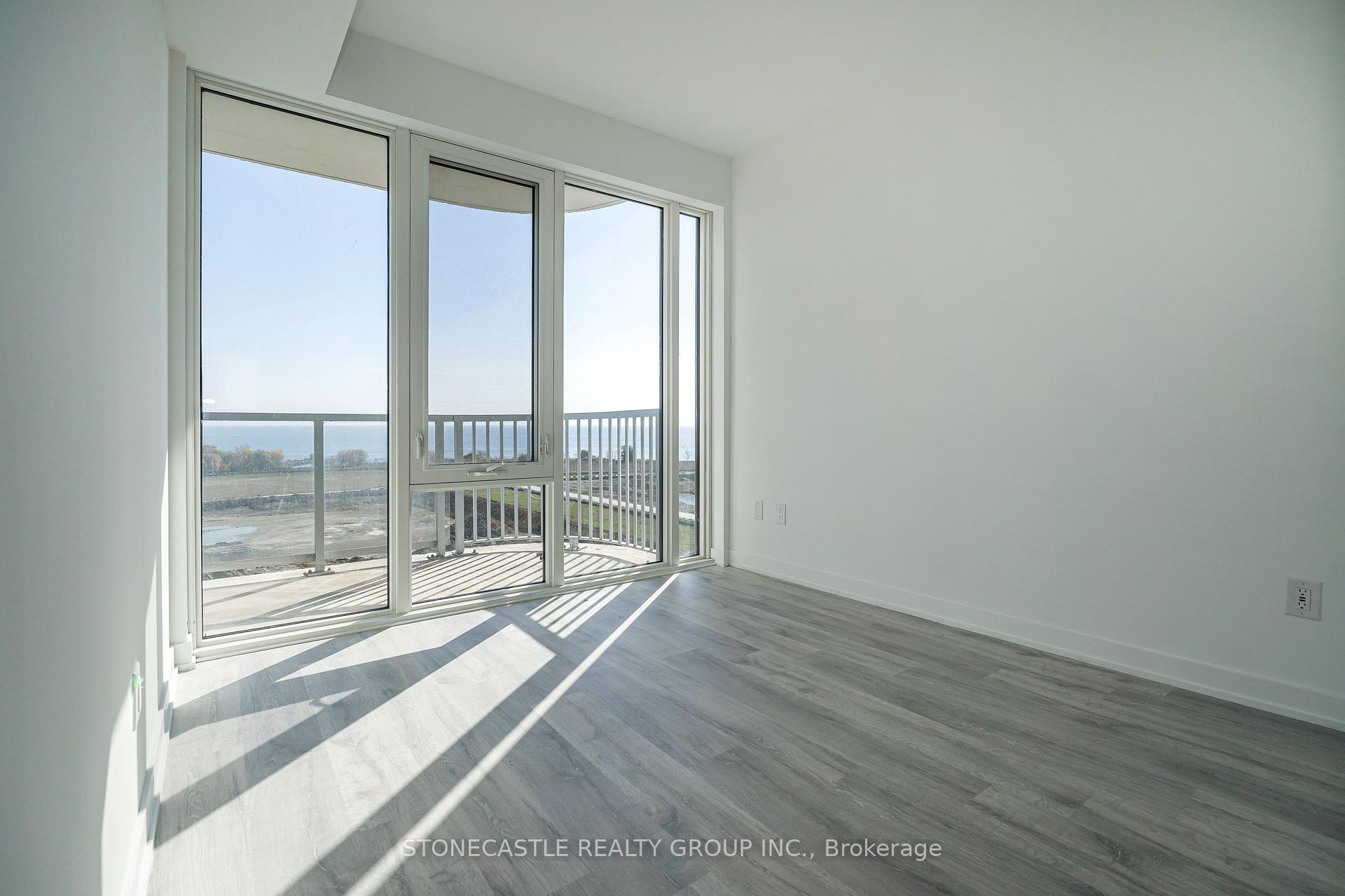 3 Bedrooms Condo at 220 Missinnihe, Mississauga For sale