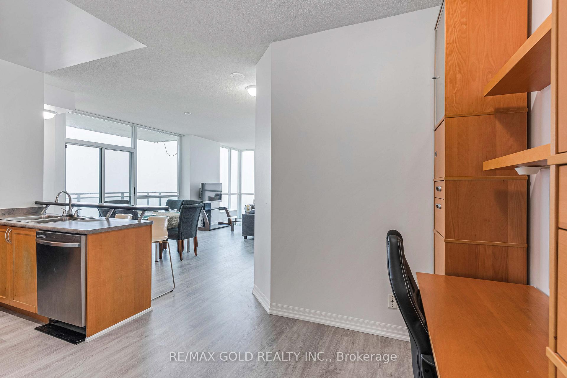 3 Bedrooms Condo at 3939 Duke Of York, Mississauga For sale