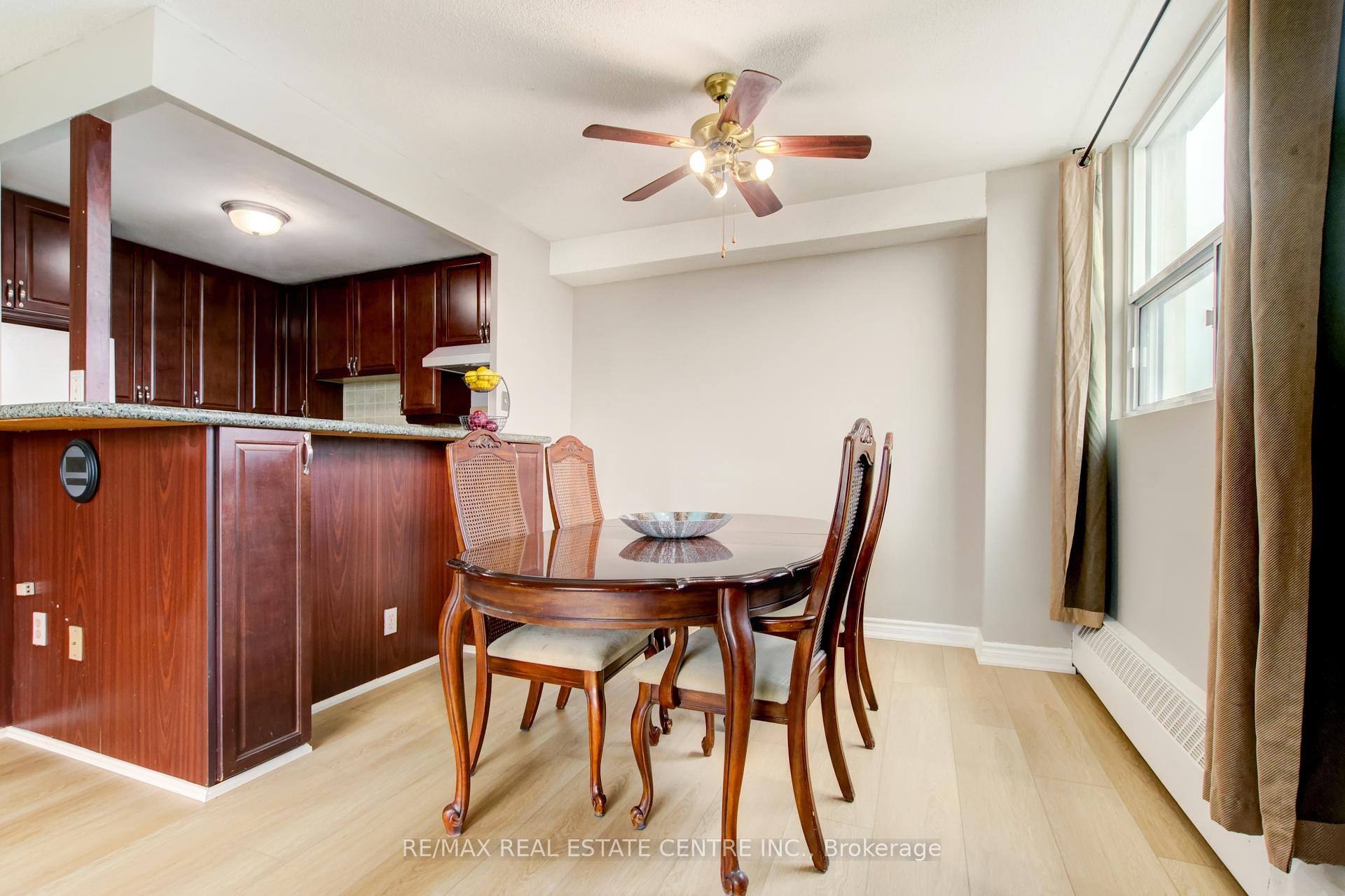 3 Bedrooms Condo at 2345 Confederation, Mississauga For sale