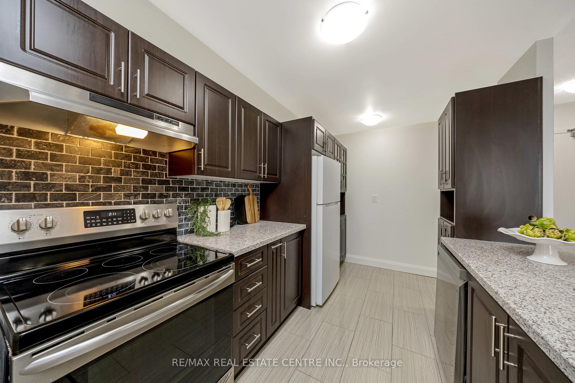 2 Bedrooms Condo at 4185 Shipp, Mississauga For sale