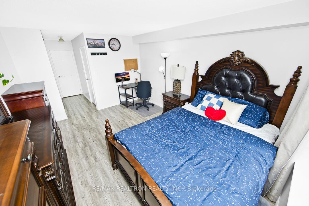 4 Bedrooms Condo at 25 Bamburgh, Toronto For sale