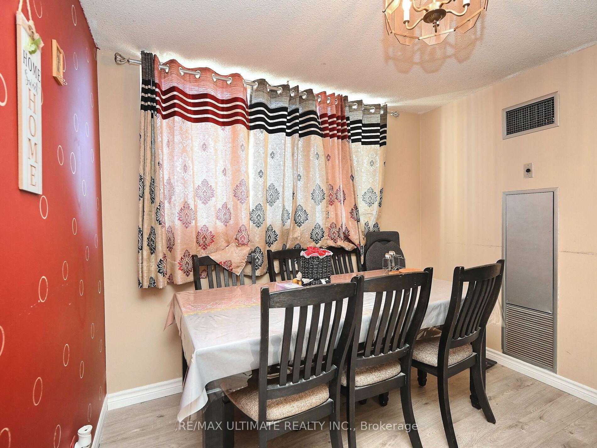 3 Bedrooms Condo at 3700 Kaneff, Mississauga For sale