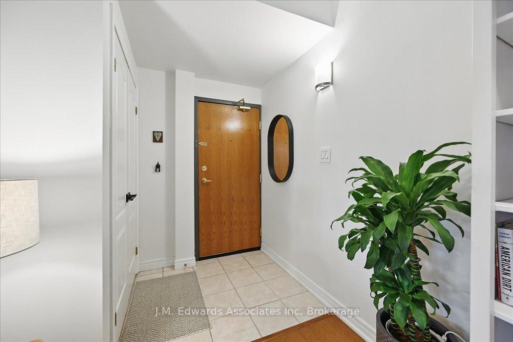 2 Bedrooms Condo at 4006 Kilmer, Burlington For sale