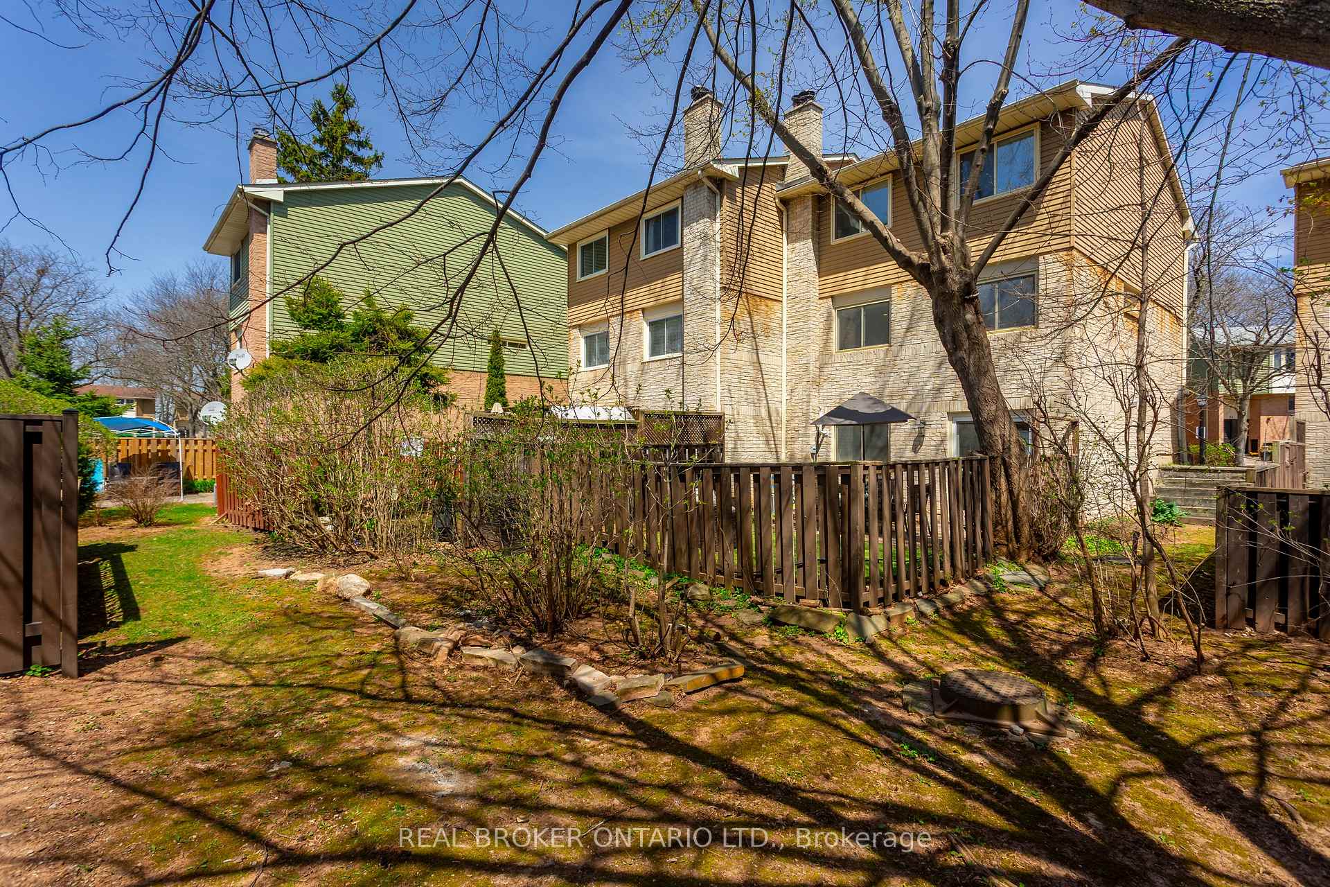 3 Bedrooms Semi-Detached at 1135 McCraney, Oakville For sale