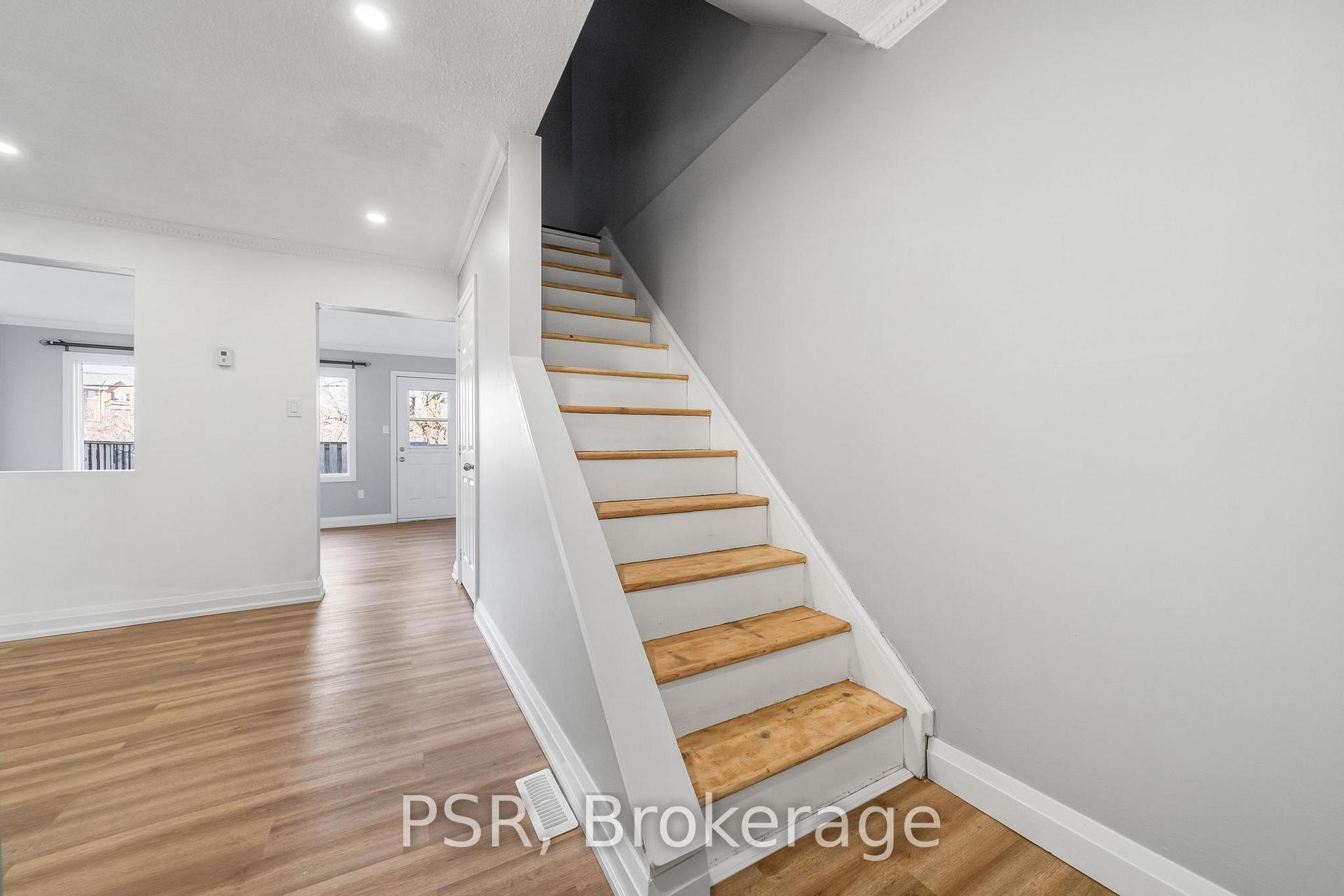 3 Bedrooms Condo at 10 Angus, Hamilton For sale