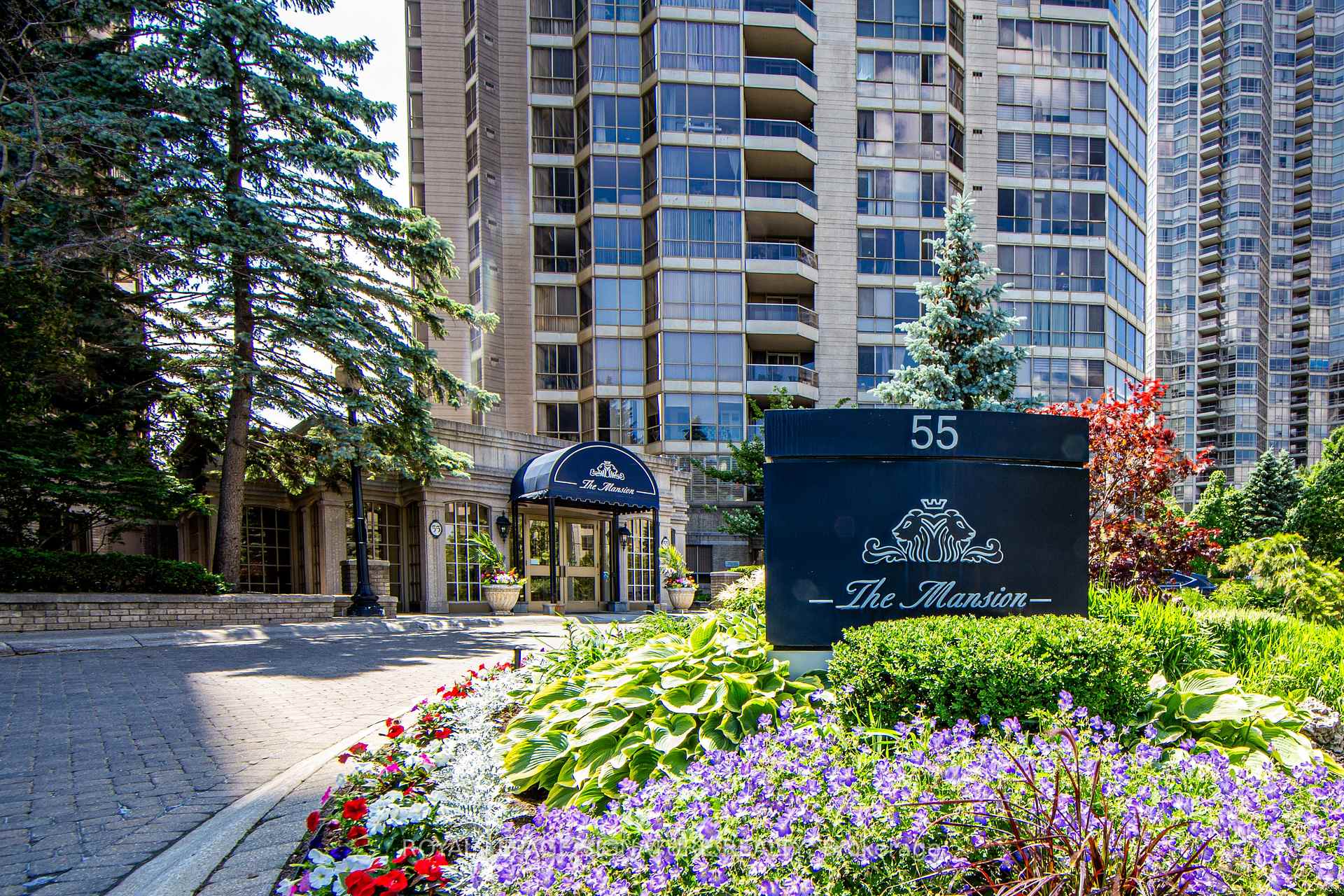3 Bedrooms Condo at 55 Kingsbridge Garden, Mississauga For sale