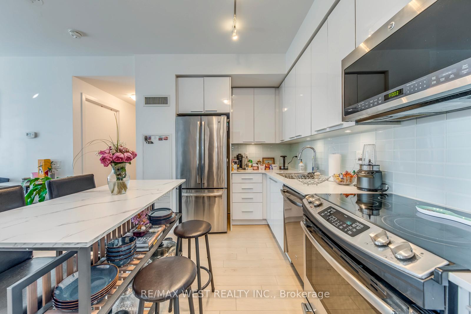 1 Bedroom Condo at 10 Park Lawn, Toronto For sale