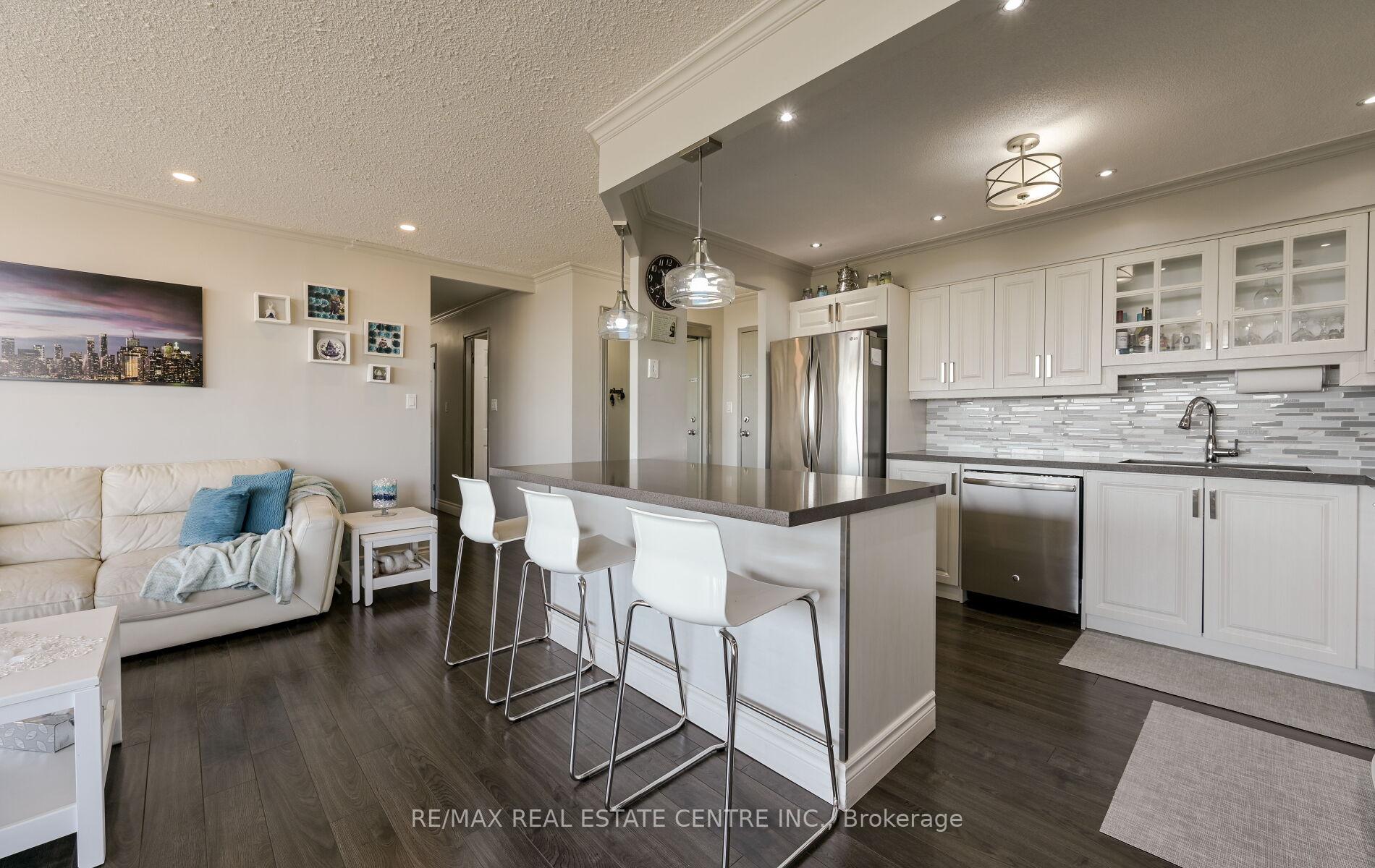 3 Bedrooms Condo at 200 Robert Speck, Mississauga For sale