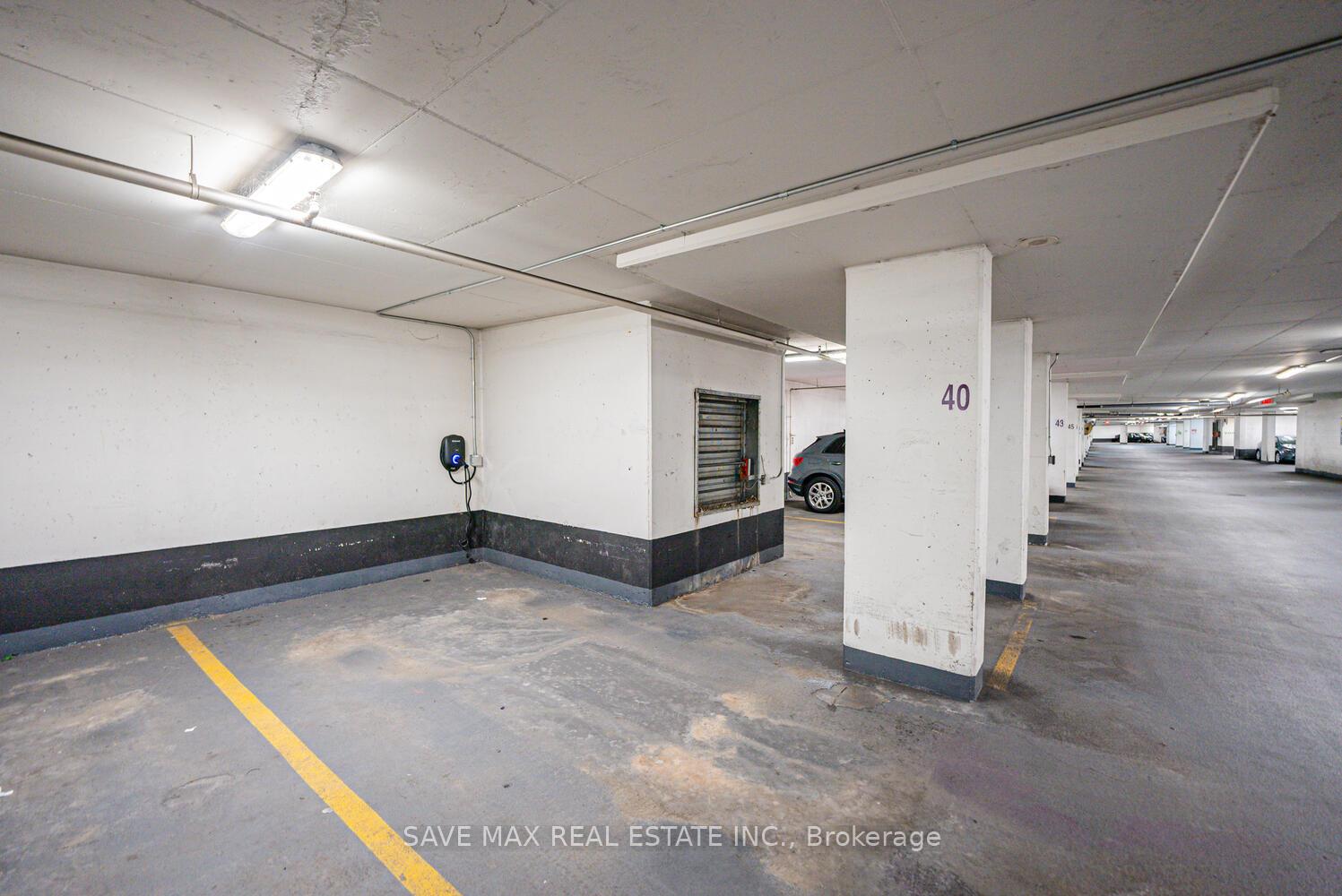 2 Bedrooms Condo at 60 Absolute, Mississauga For sale