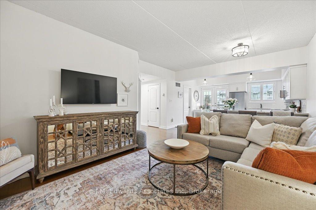 2 Bedrooms Condo at 4006 Kilmer, Burlington For sale