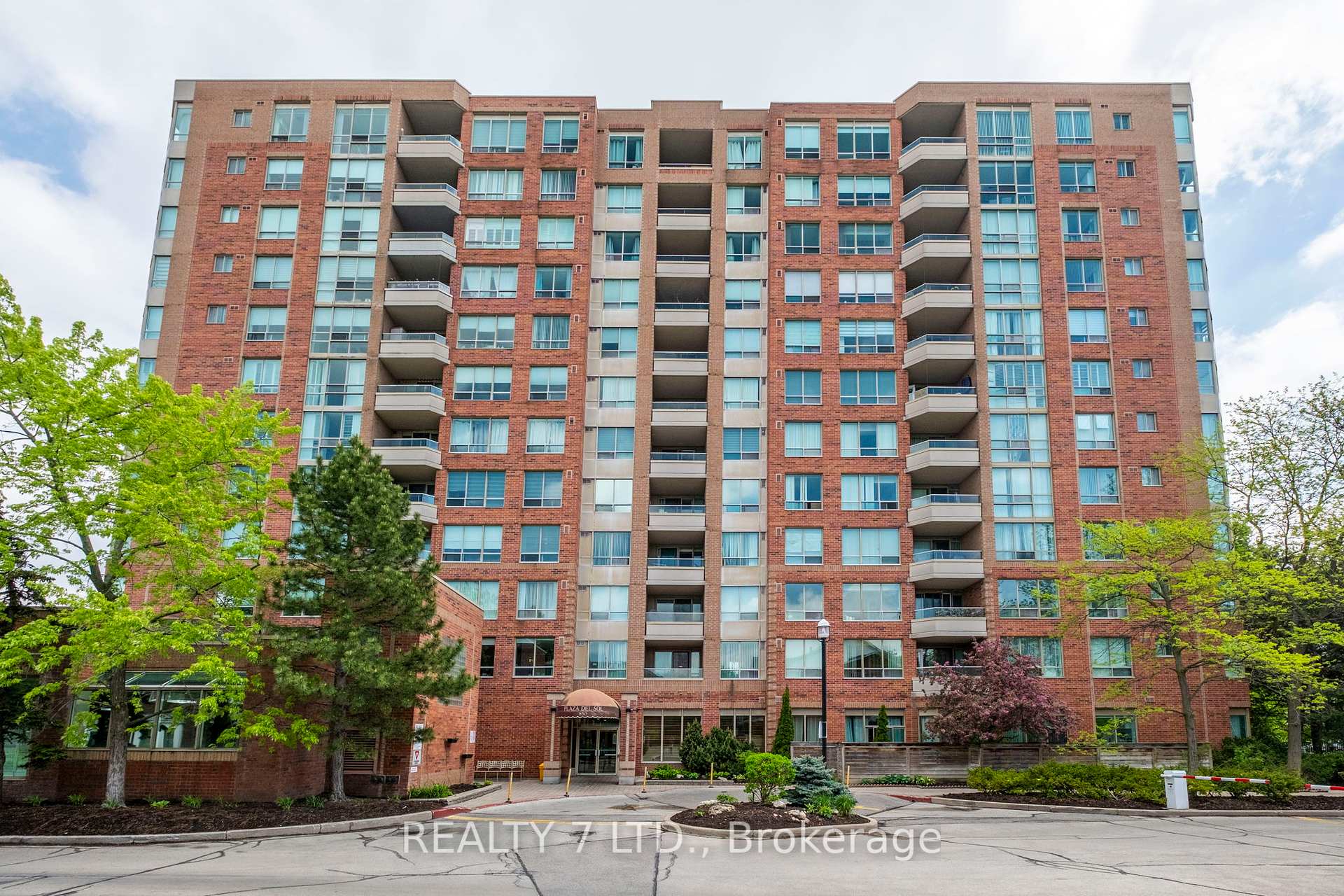 2 Bedrooms Condo at 850 Steeles, Vaughan For sale