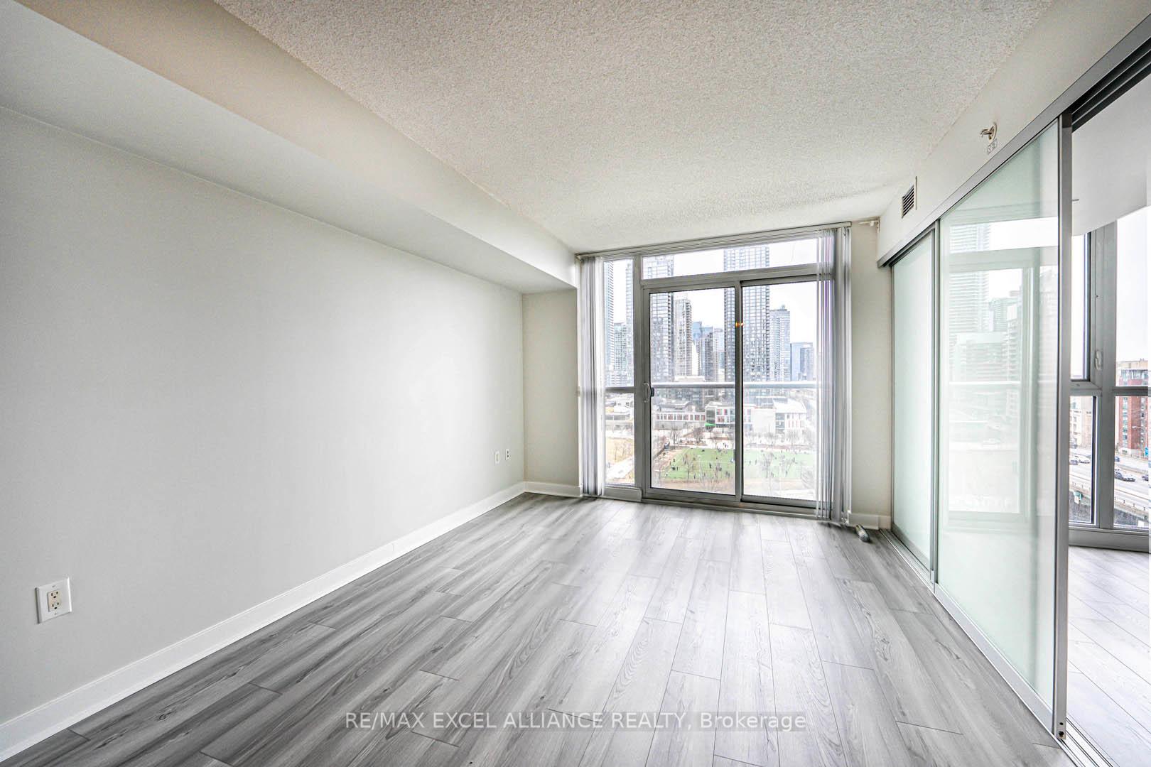 2 Bedrooms Condo at 75 Queens Wharf,  Toronto For sale