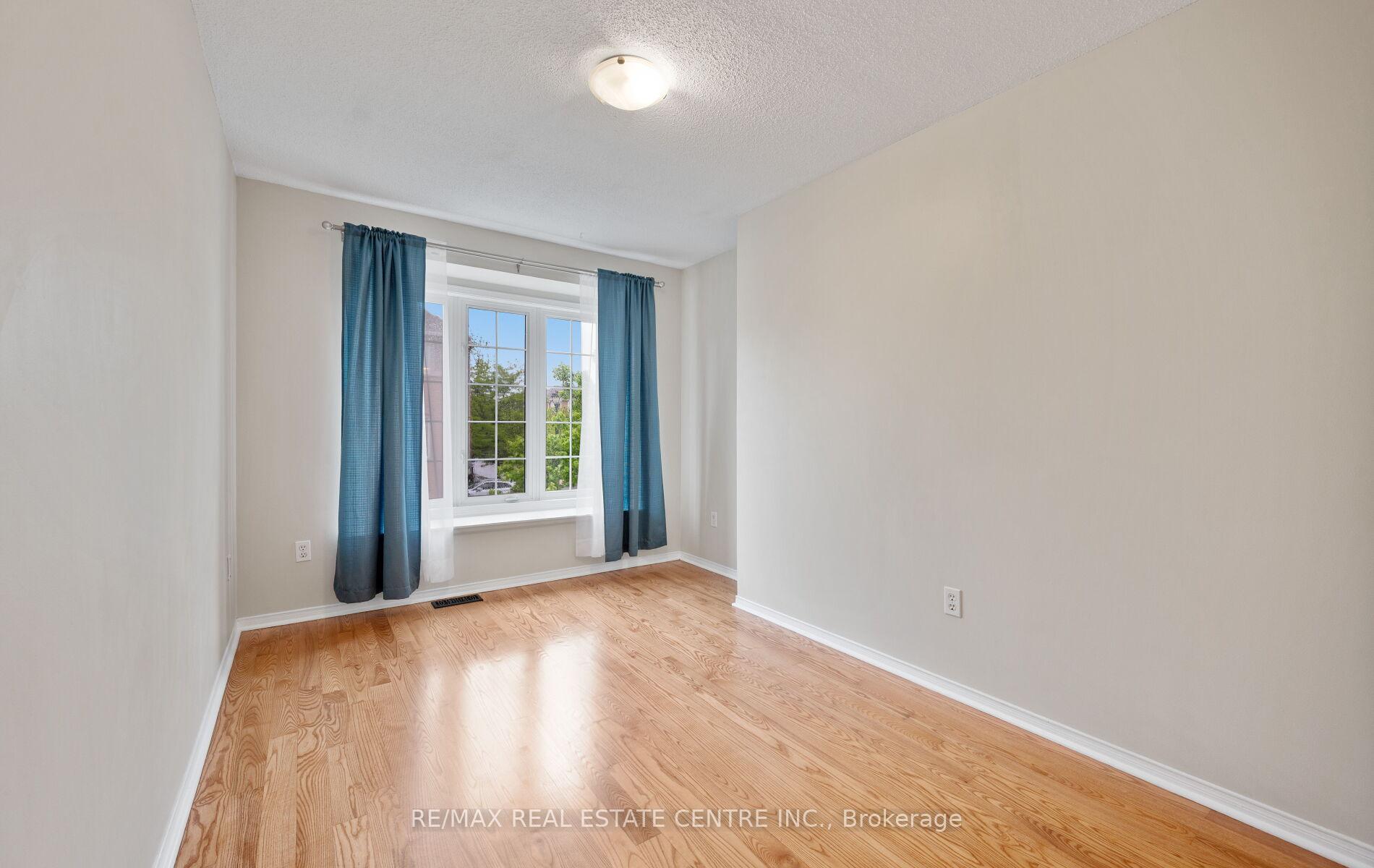 4 Bedrooms Condo at 5030 Heatherleigh, Mississauga For sale