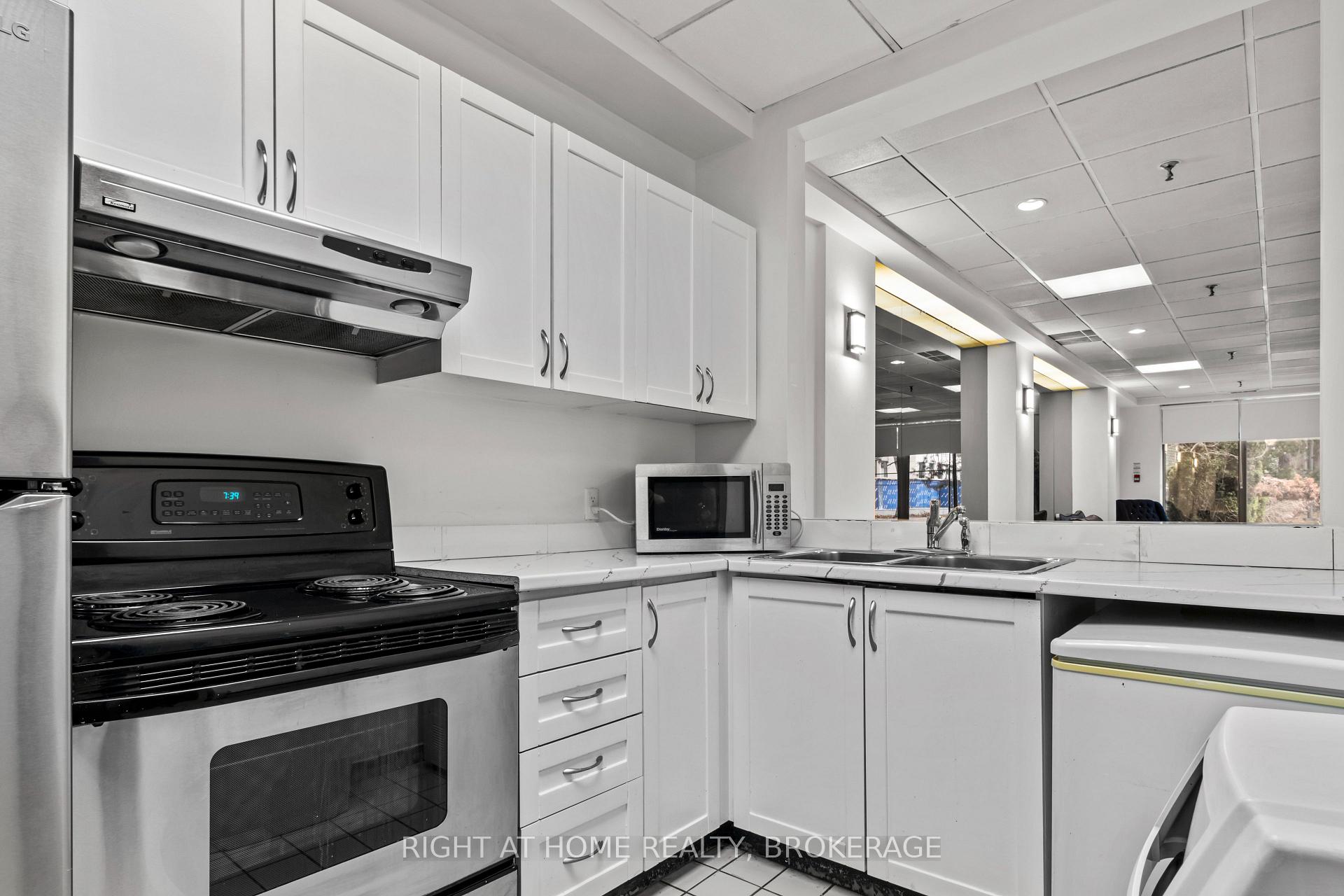 2 Bedrooms Condo at 285 Enfield, Mississauga For sale