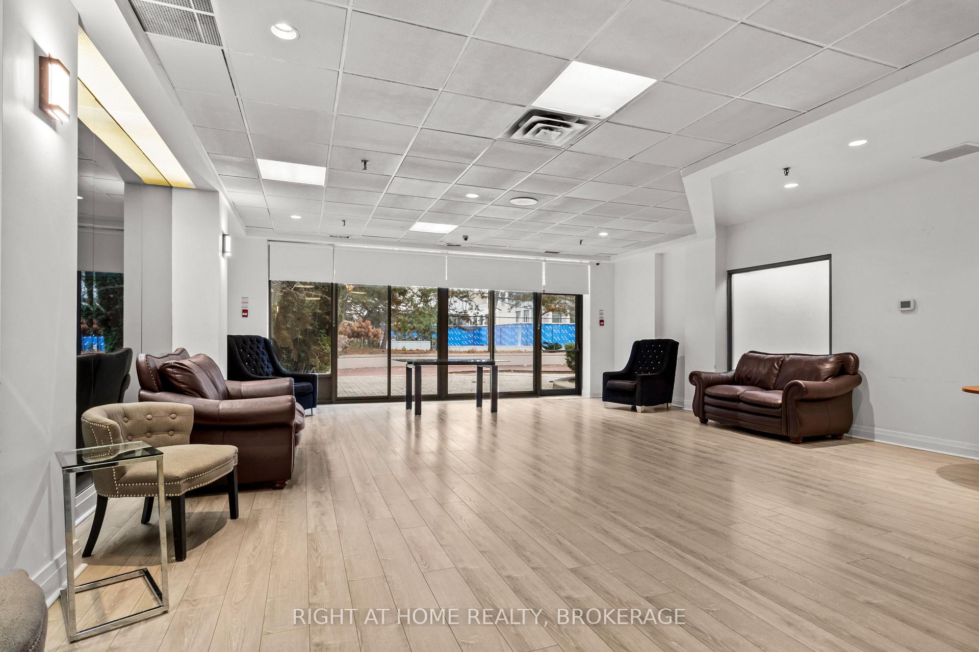 2 Bedrooms Condo at 285 Enfield, Mississauga For sale