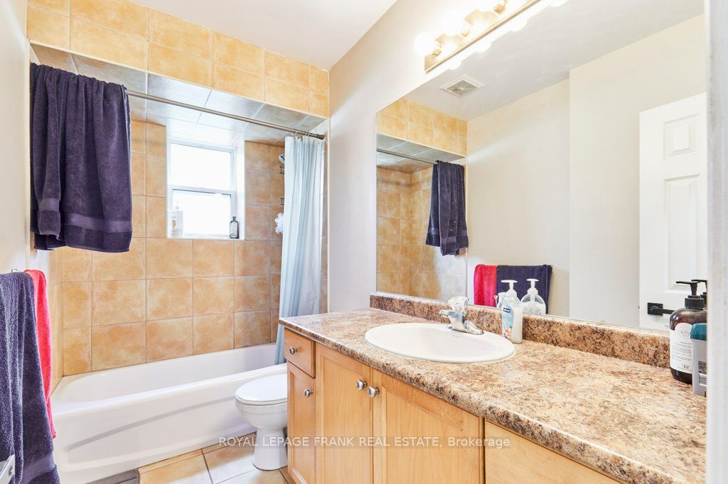 706 Dunlop Street W