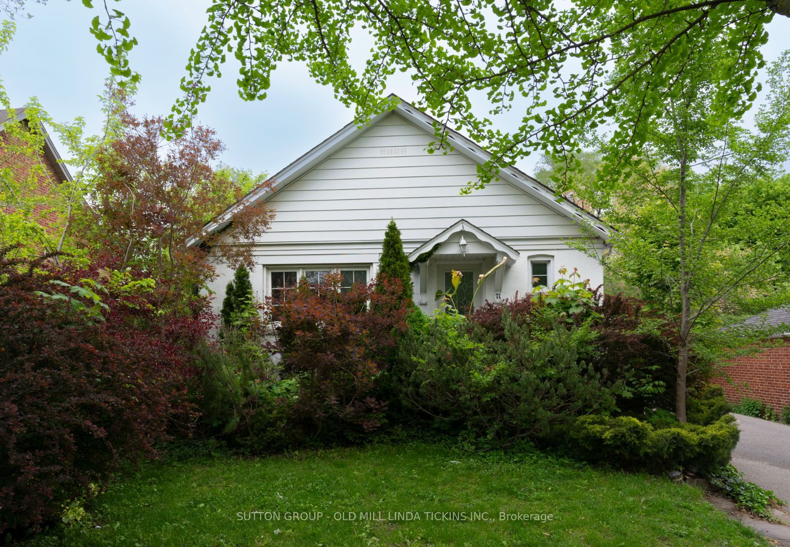 71 Royalavon Crescent, #Basement