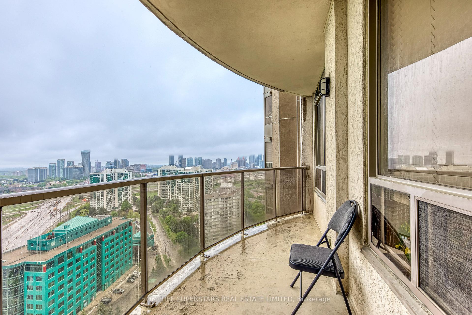 3 Bedrooms Condo at 25 Kingsbridge Garden, Mississauga For sale