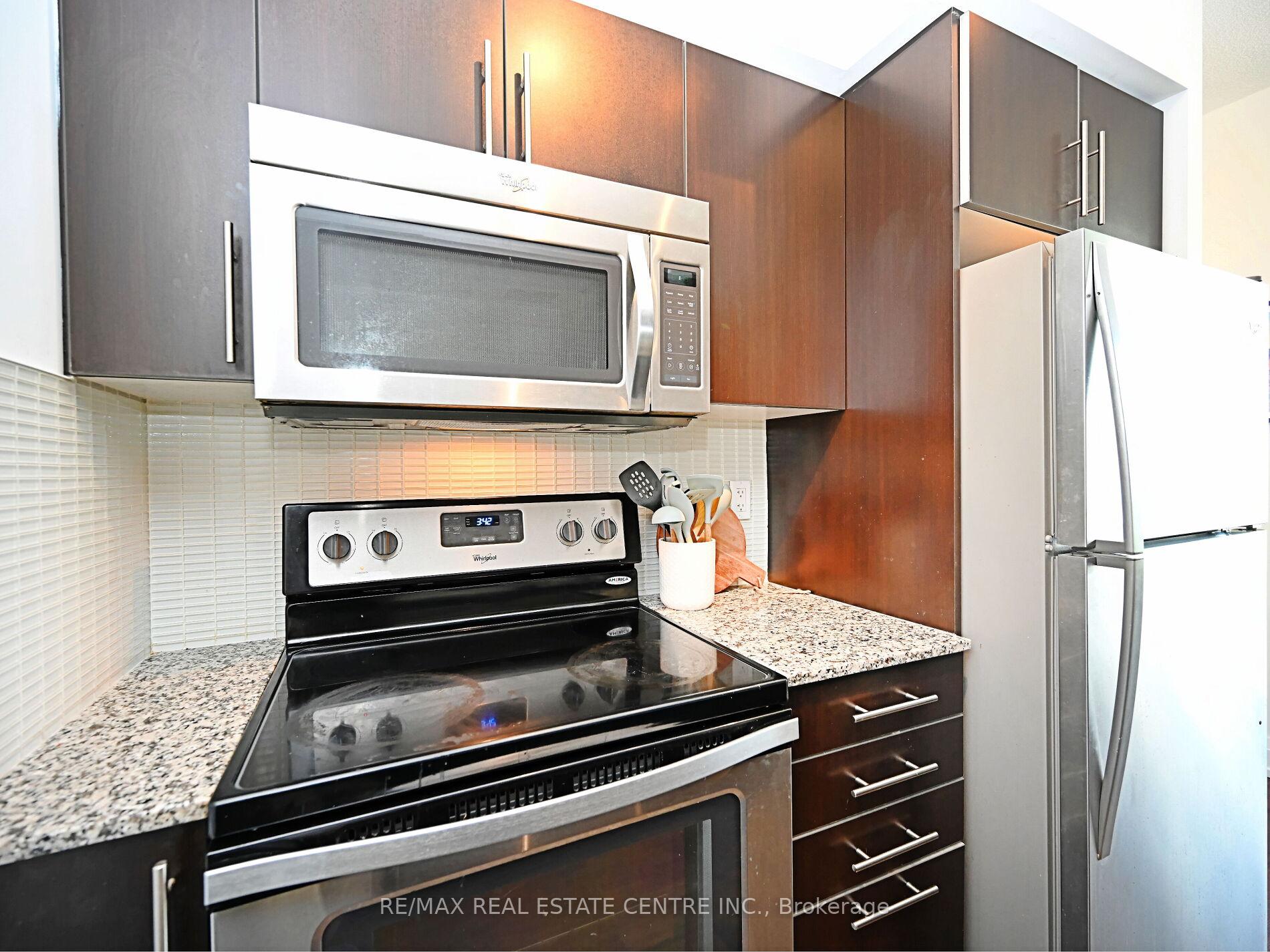 2 Bedrooms Condo at 65 Speers, Oakville For sale