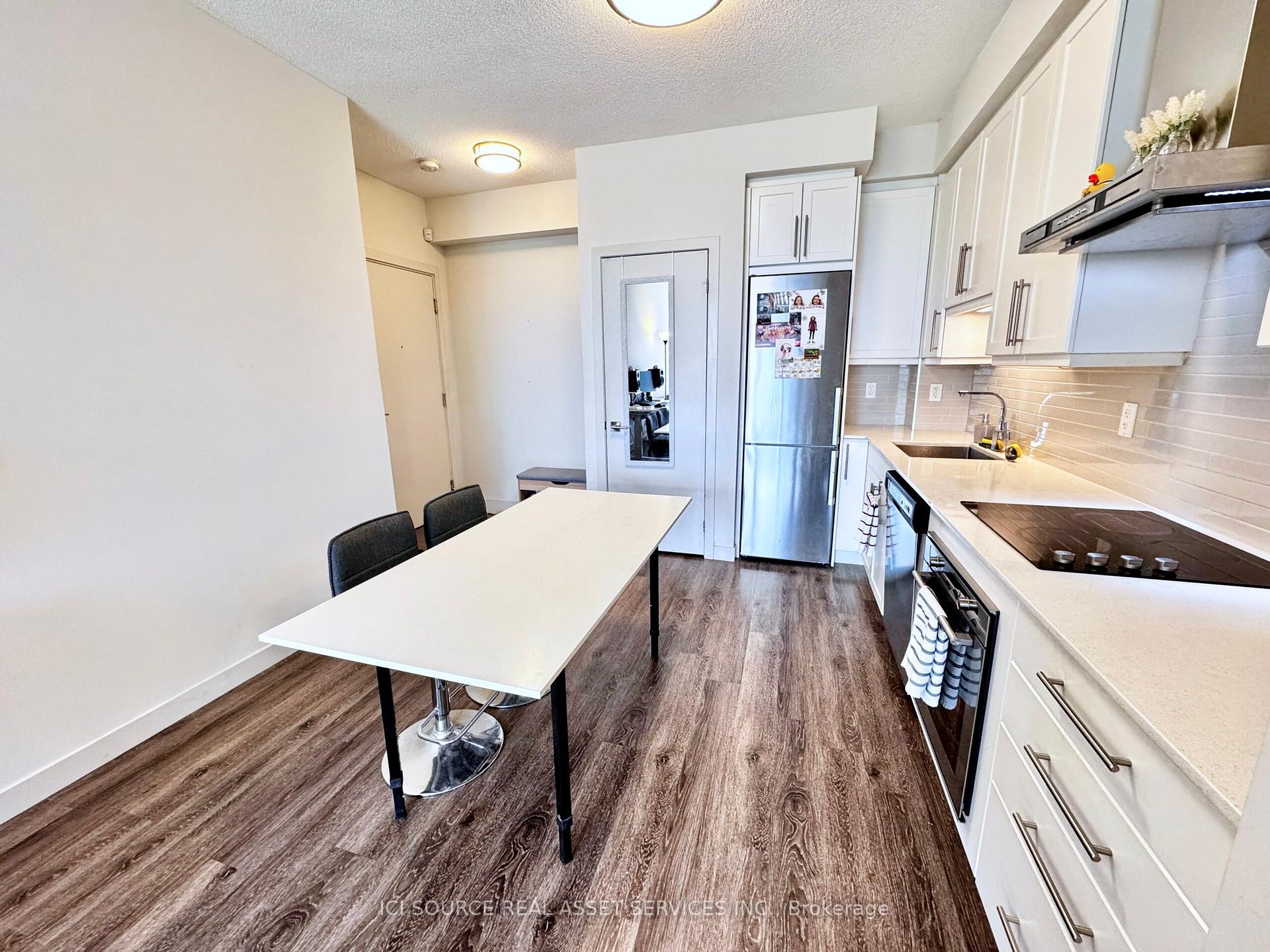 2 Bedrooms Condo at 2081 Fairview,  Burlington For sale