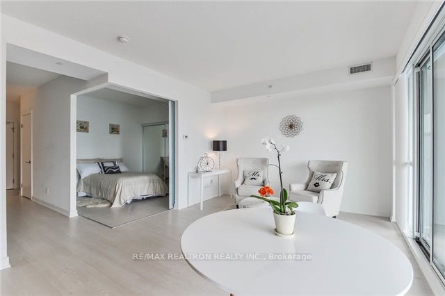 20 Bruyeres Mews, #1001