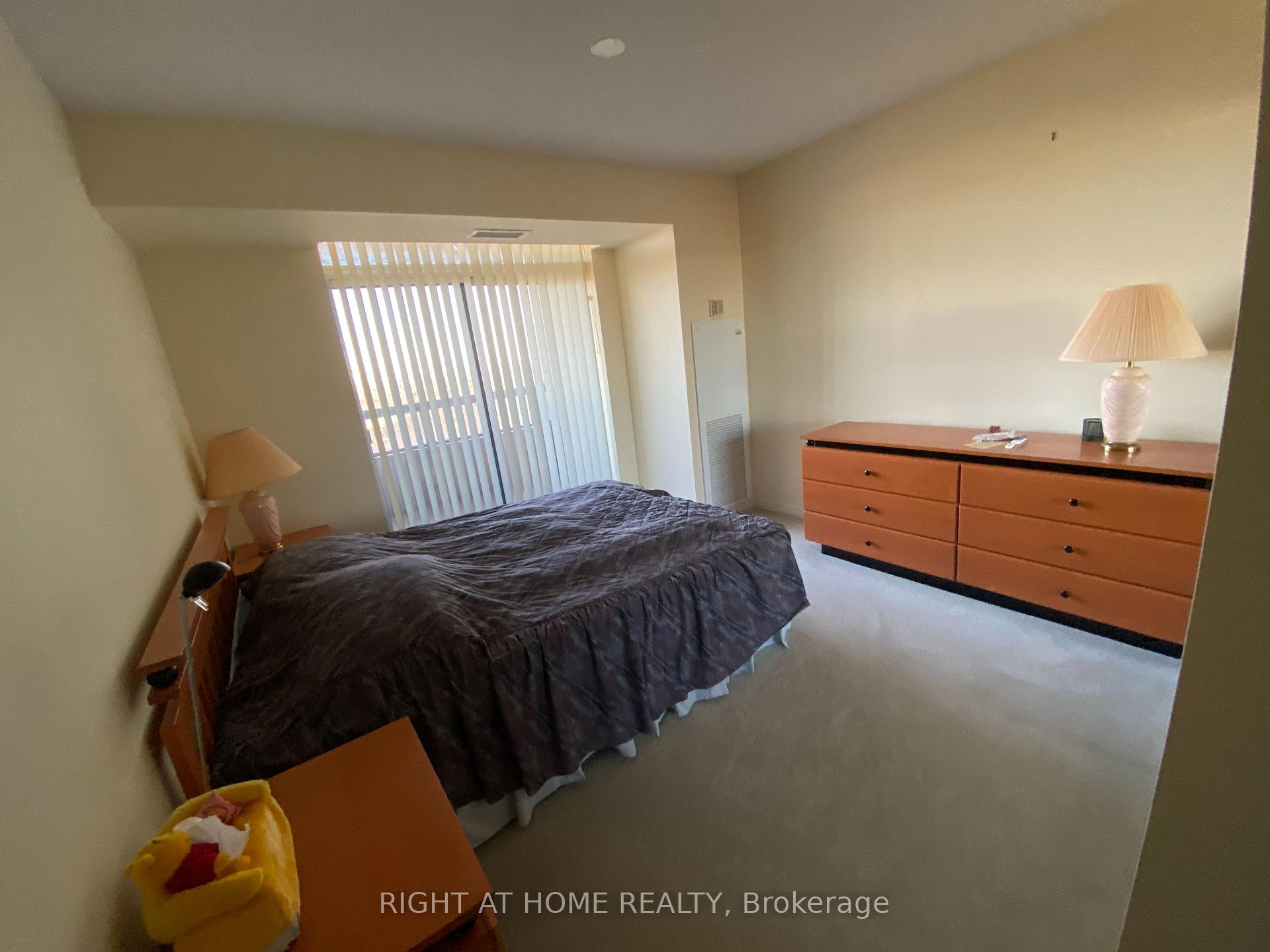 3 Bedrooms Condo at 18 Sommerset,  Toronto For sale