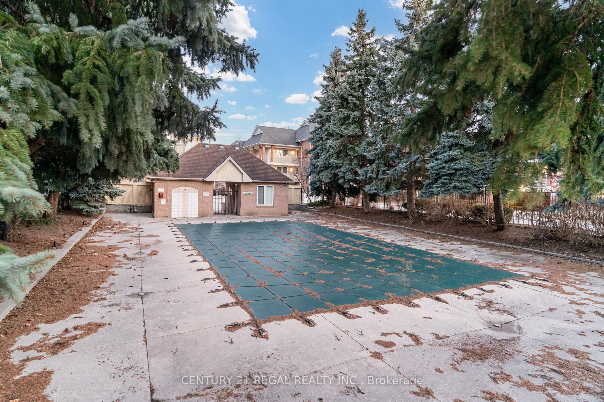 3 Bedrooms Condo at 45 Bristol, Mississauga For sale