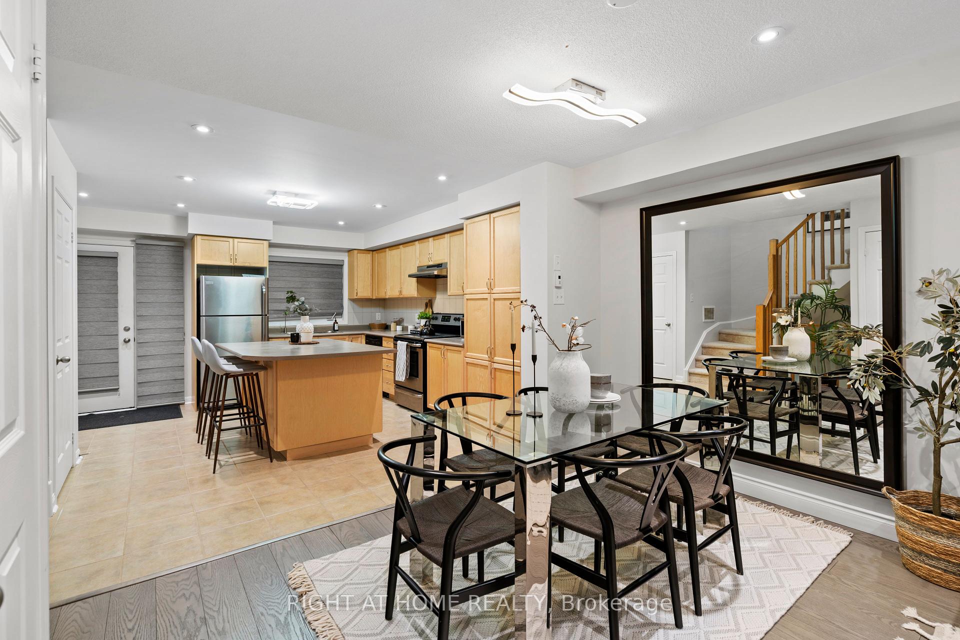3 Bedrooms Condo at 5650 Winston Churchhill, Mississauga For sale