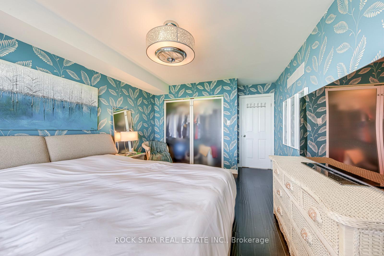 2 Bedrooms Condo at 515 North Service, Hamilton For sale