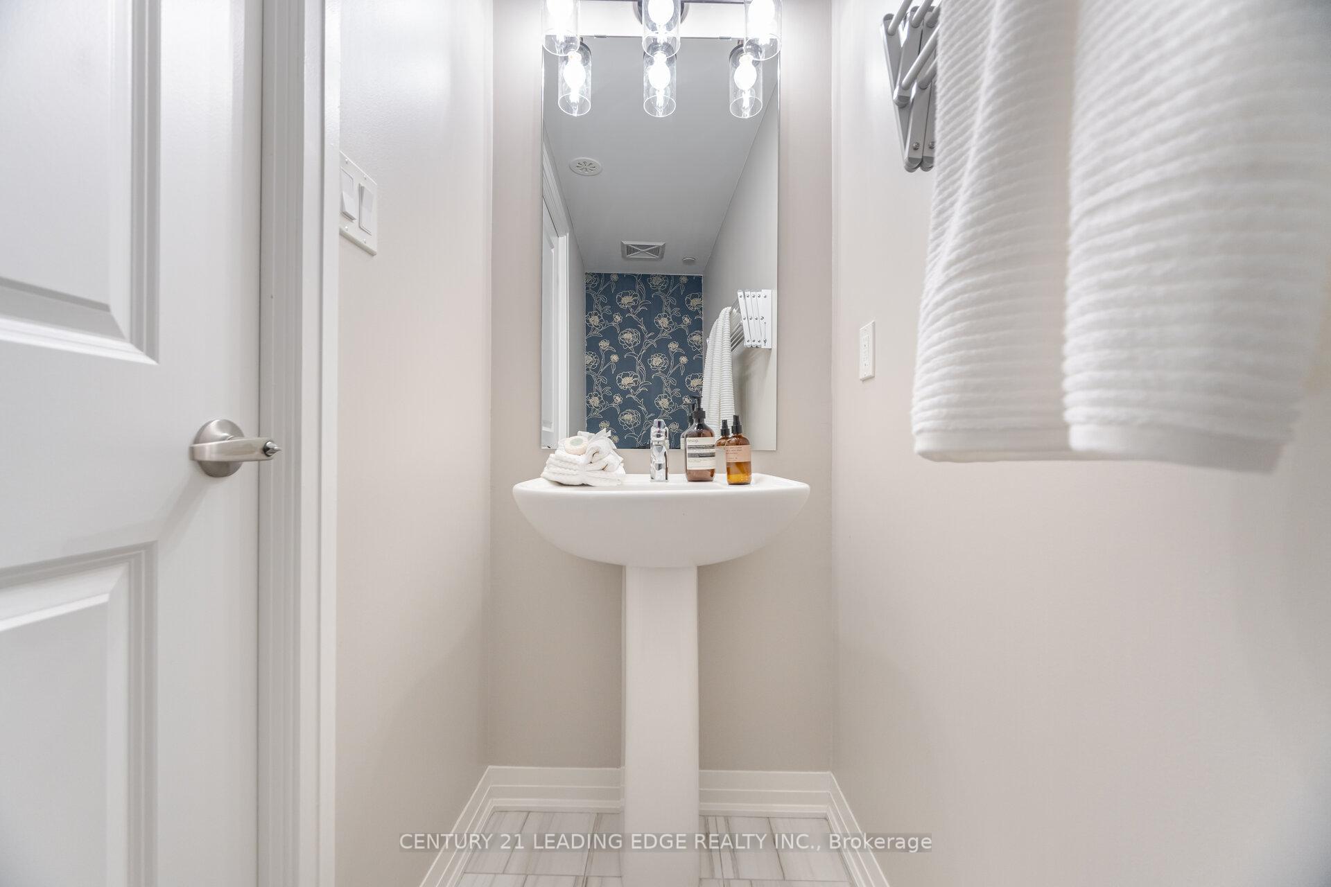 2 Bedrooms Condo at 650 Atwater, Mississauga For sale