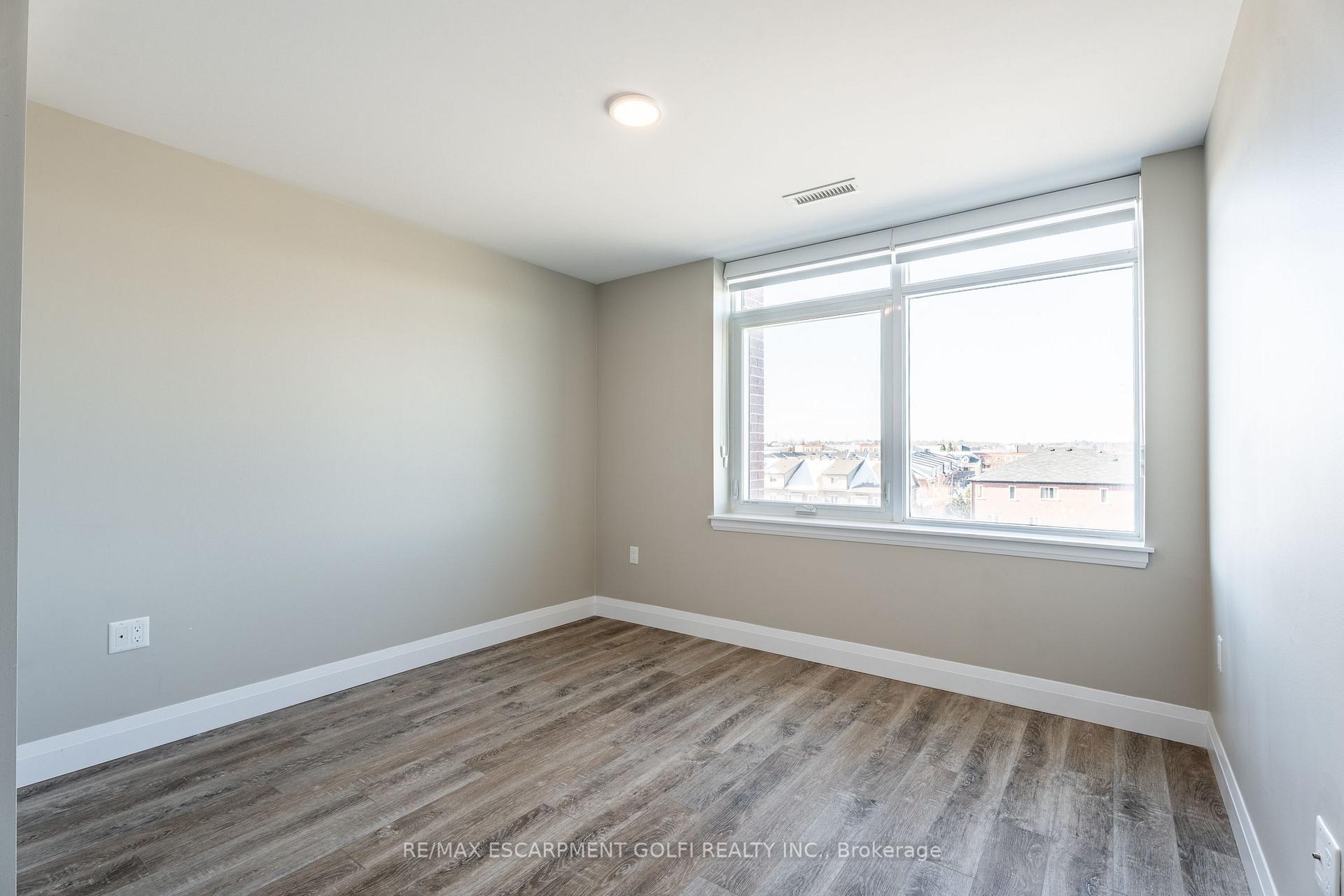 2 Bedrooms Condo at 1 Redfern, Hamilton For sale