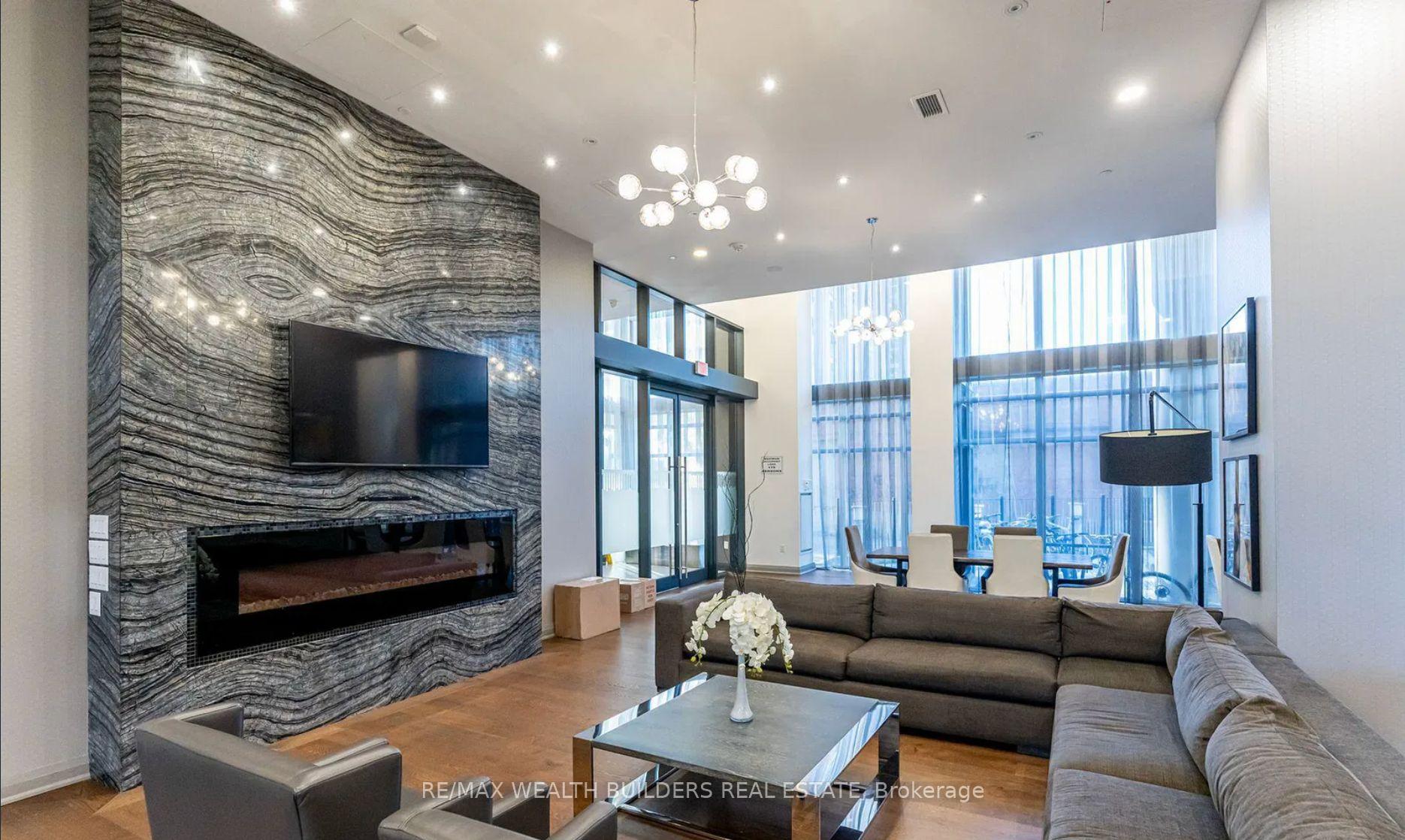 2 Bedrooms Condo at 400 Adelaide, Toronto For sale