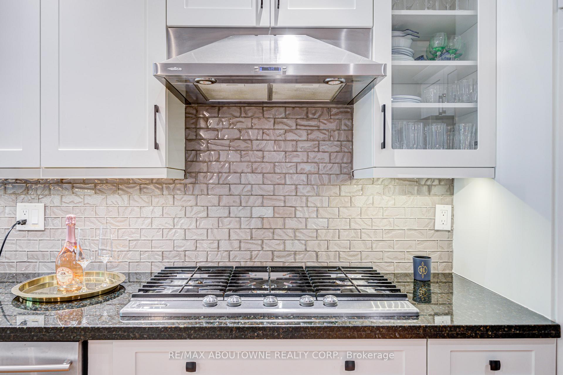 2 Bedrooms Condo at 1169 Dorval, Oakville For sale