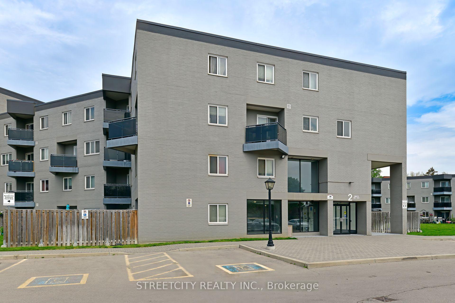 3 Bedrooms Condo at 2001 Bonnymede, Mississauga For sale
