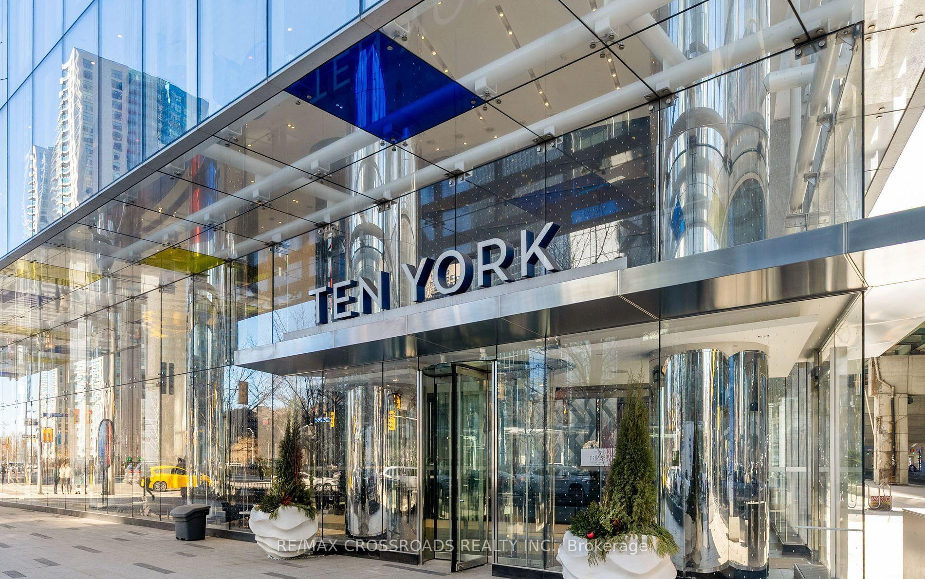 2 Bedrooms Condo at 10 York, Toronto For sale