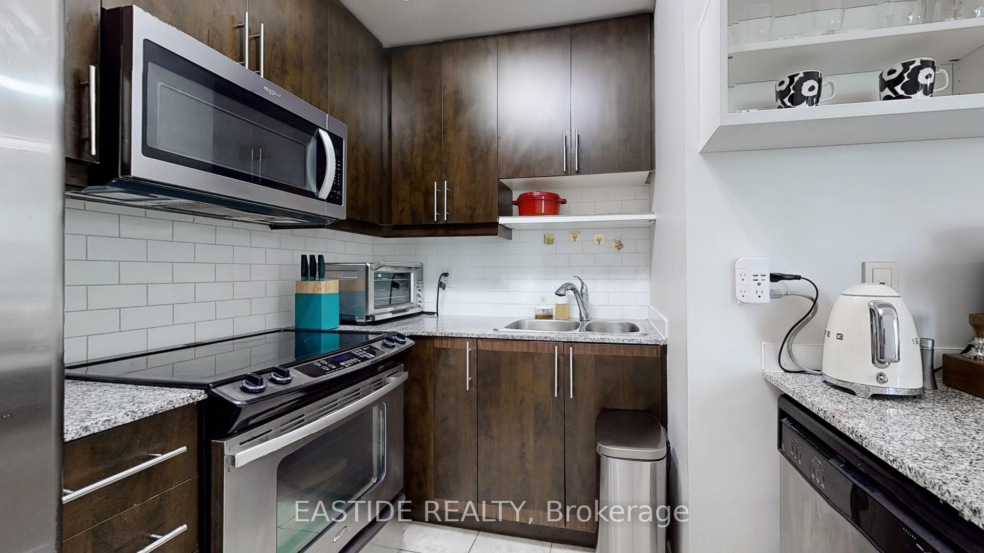 2 Bedrooms Condo at 18 Holmes, Toronto For sale