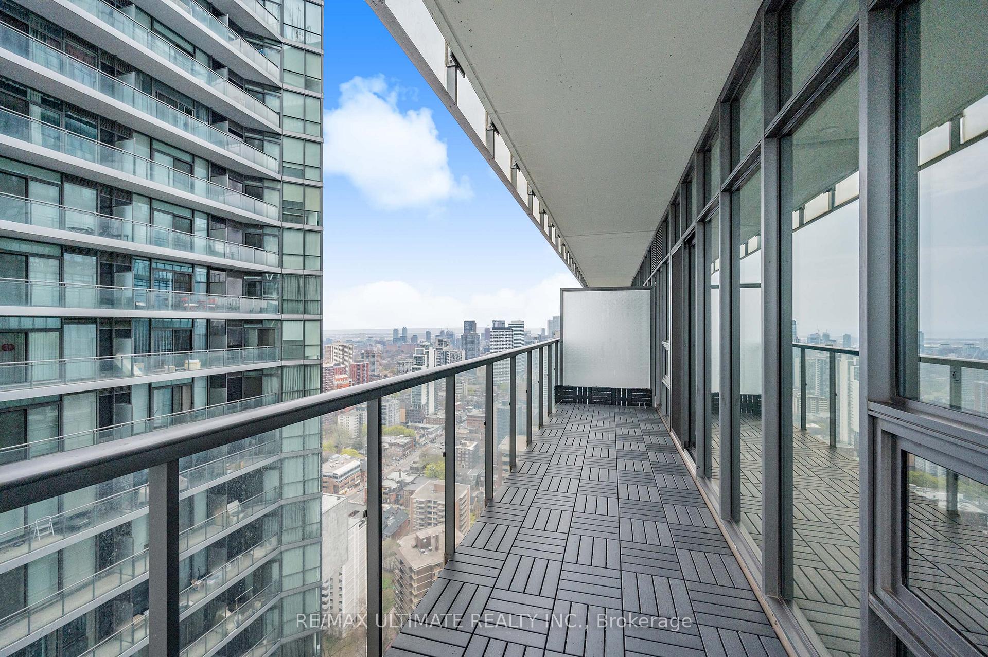 2 Bedrooms Condo at 33 Charles, Toronto For sale