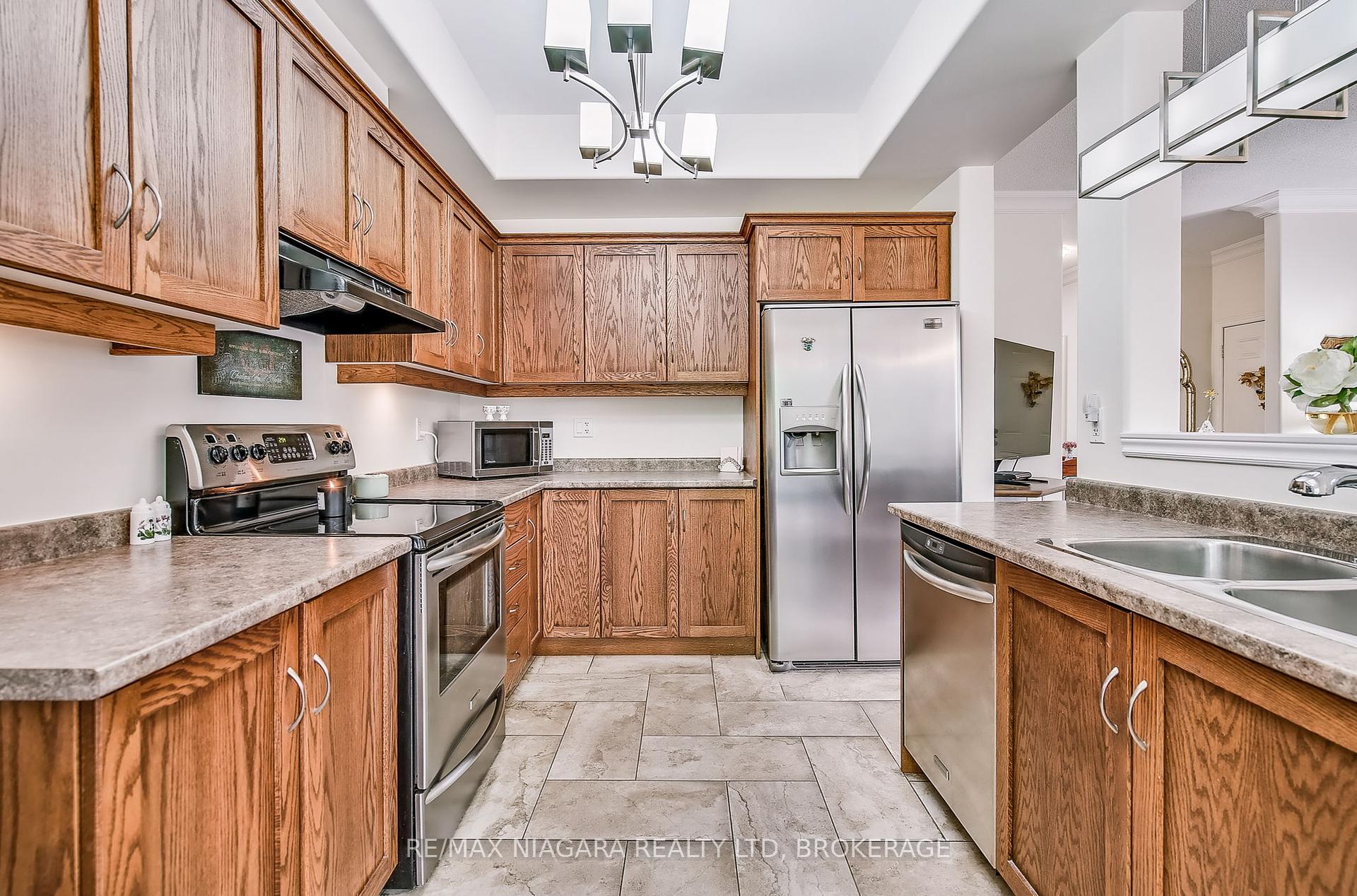 3 Bedrooms Condo at 5 Liddycoat, Hamilton For sale
