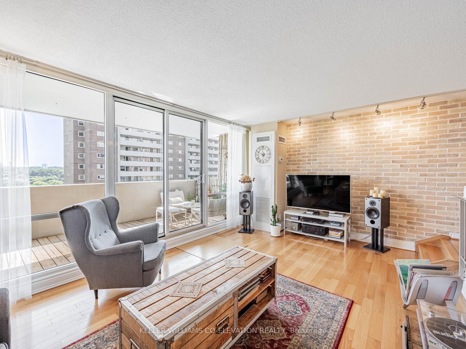 3 Bedrooms Condo at 250 Scarlett, Toronto For sale