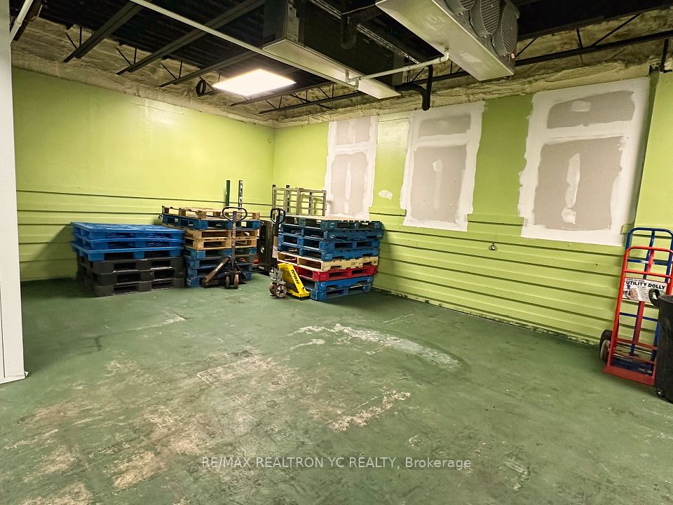 https://trreb-image.ampre.ca/PPgHoWWGPsMbqtRW0SqAzZy5jOFDdZ-RW4F9Qij7QEM/rs:fit:960:960/wm:.5:so:0:50:.4/wmsh:10/wmt:PHNwYW4gZm9yZWdyb3VuZD0nd2hpdGUnIGZvbnQ9JzY4Jz5SRS9NQVggUkVBTFRST04gWUMgUkVBTFRZLCBCcm9rZXJhZ2U8L3NwYW4-/L3RycmViL2xpc3RpbmdzLzQwLzQwLzg5LzY5L3AvZDE4NjQ2M2YtZmRmNy00NGFlLWE0NGUtNmVkMmY5NzBiOGZhLmpwZw.jpg