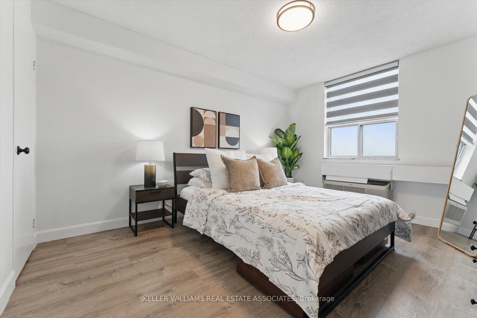 2 Bedrooms Condo at 966 Inverhouse, Mississauga For sale