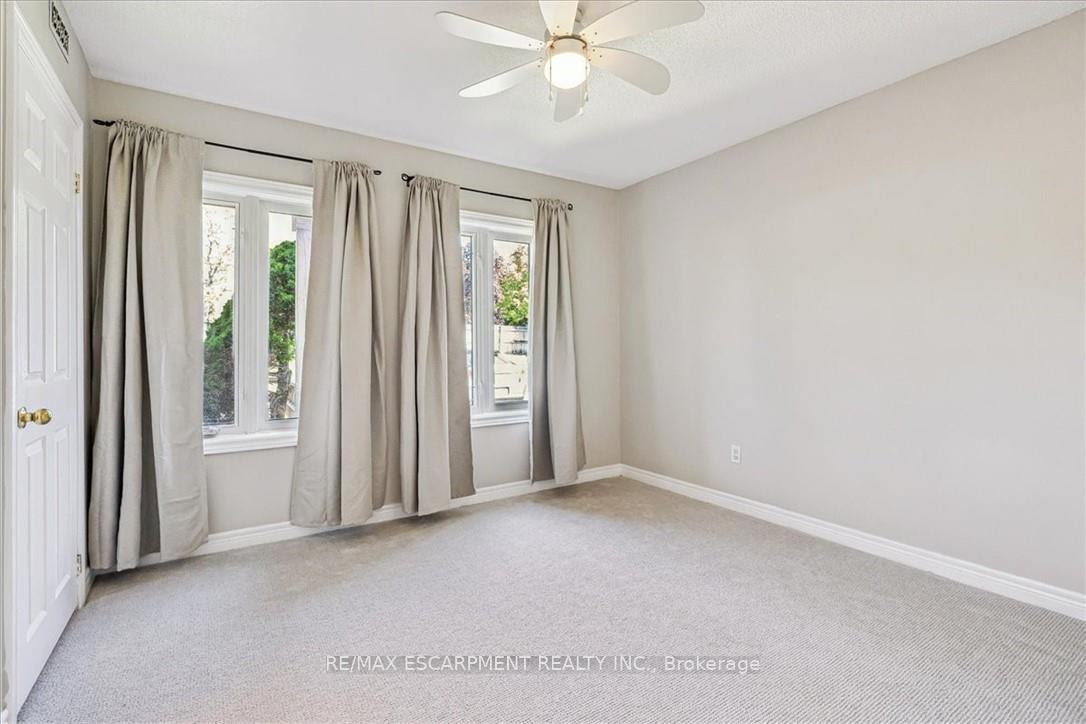 2 Bedrooms Condo at 4140 Foxwood, Burlington For sale