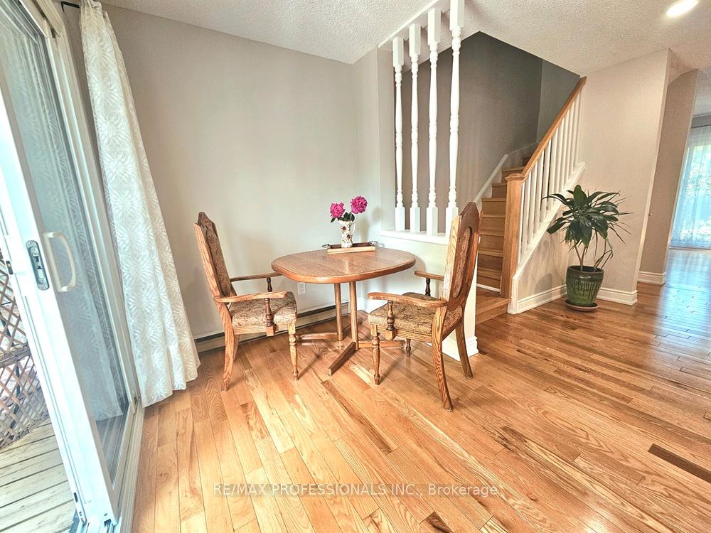 4 Bedrooms Condo at 2651 Aquitaine, Mississauga For sale