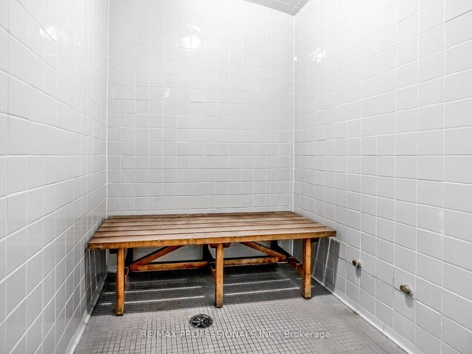 2 Bedrooms Condo at 3939 Duke of York, Mississauga For sale