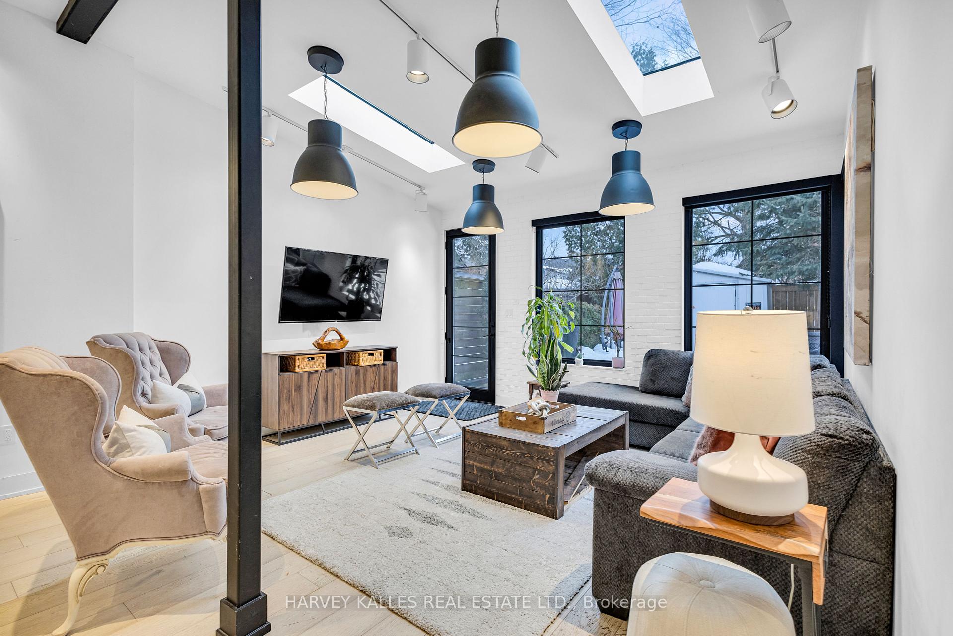 812 Duplex Avenue